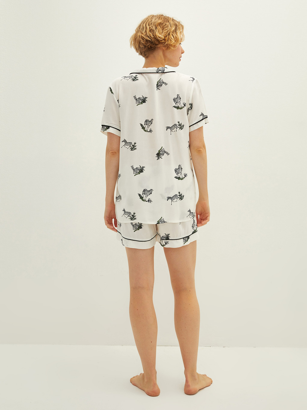 Ekru Gömlek Yaka Desenli Kısa Kollu Viskon Kadın Şortlu Pijama Takımı-4