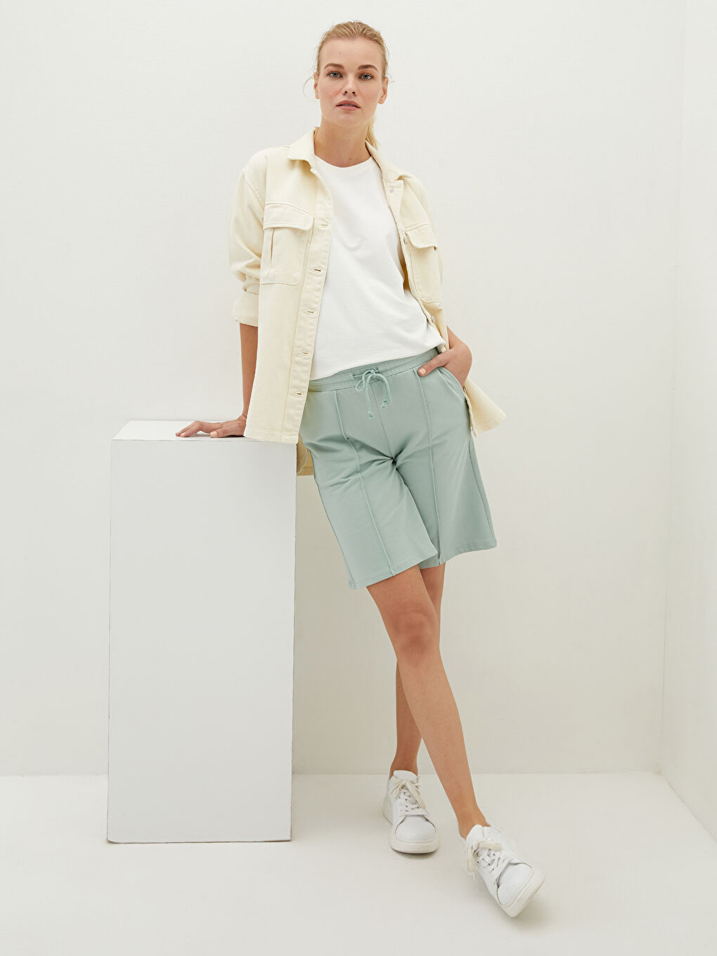 Elastic Waist Straight Pocket Detailed Maternity Shorts-3