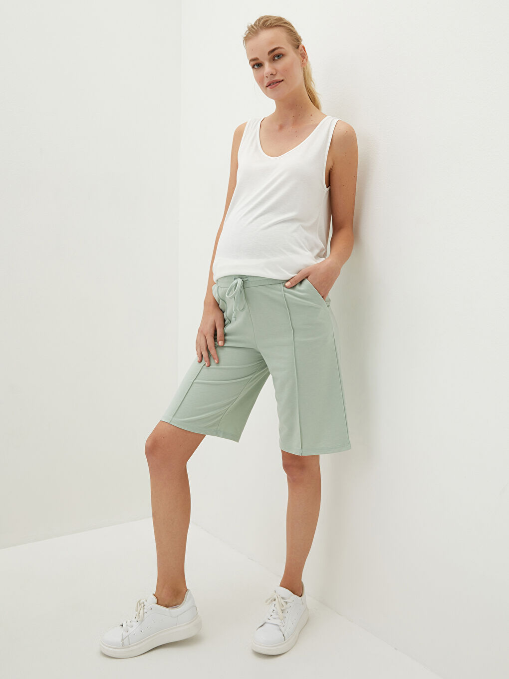 Short Maternité Détail Poches Droites Taille Élastiquée-1