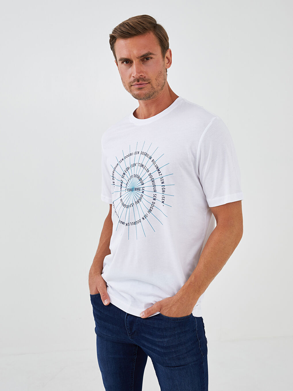 Beyaz Bisiklet Yaka Kısa Kollu Yunus Emre Söz Baskılı Penye Erkek Tişört