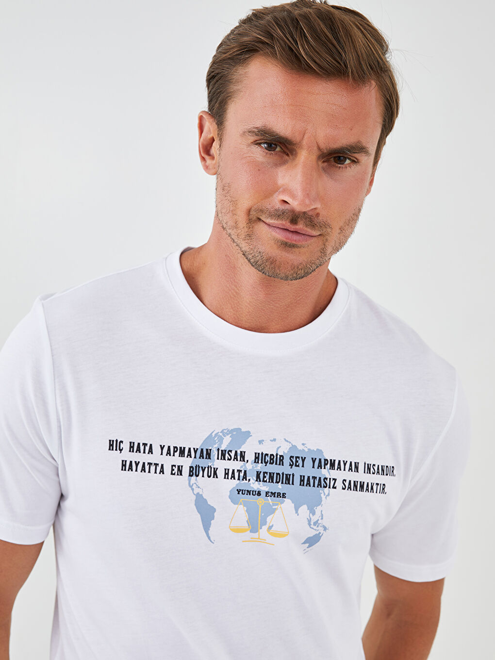 Beyaz Bisiklet Yaka Kısa Kollu Yunus Emre Söz Baskılı Penye Erkek Tişört