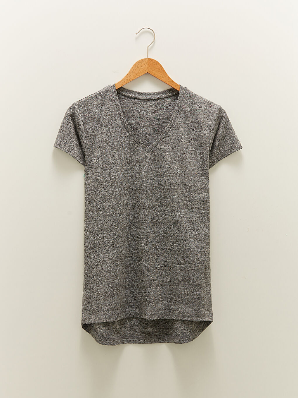 Gri V Yaka Baskılı Kısa Kollu Kadın Outdoor Tişört-5