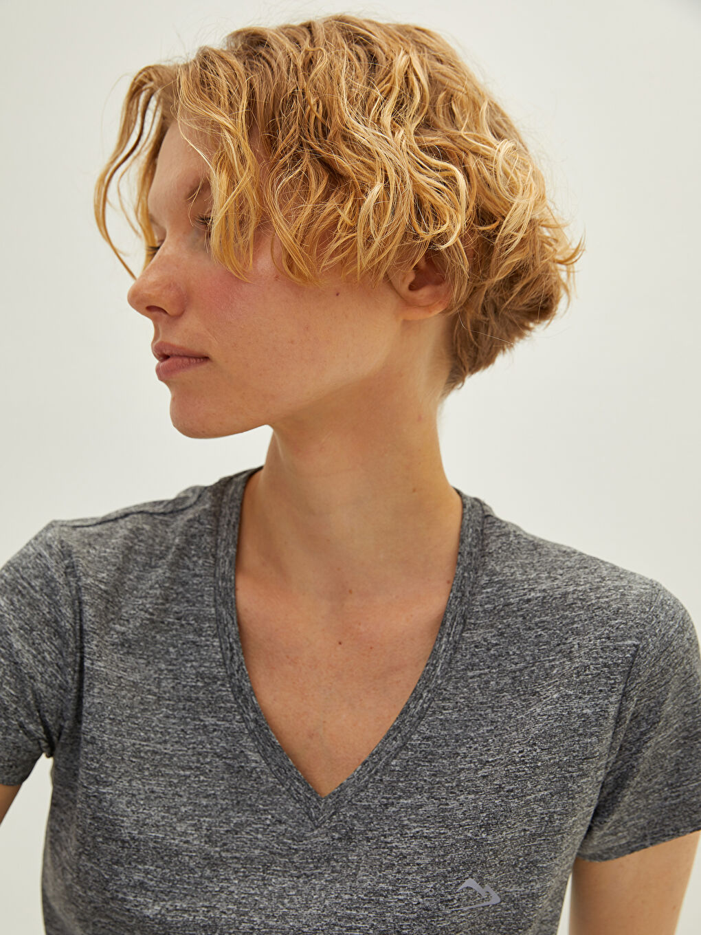 Gri V Yaka Baskılı Kısa Kollu Kadın Outdoor Tişört-2