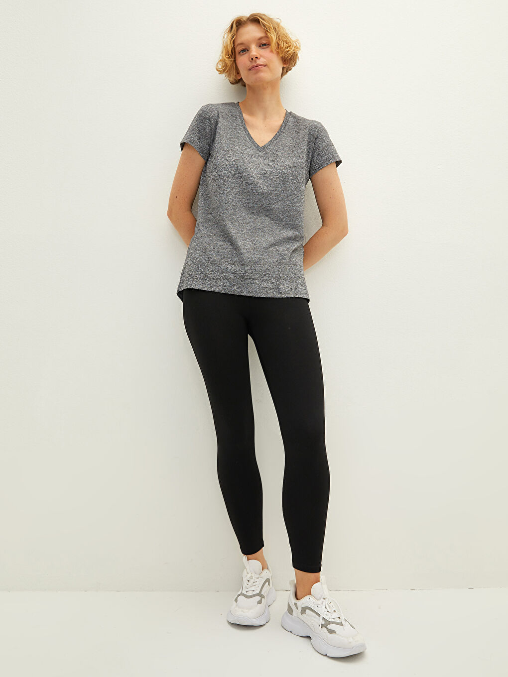 Gri V Yaka Baskılı Kısa Kollu Kadın Outdoor Tişört-3