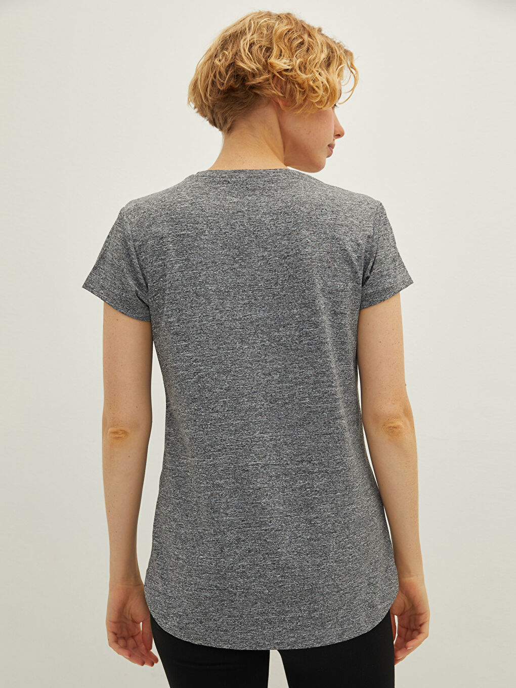 Gri V Yaka Baskılı Kısa Kollu Kadın Outdoor Tişört-4