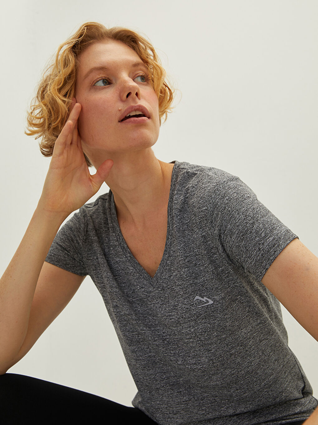 Gri V Yaka Baskılı Kısa Kollu Kadın Outdoor Tişört