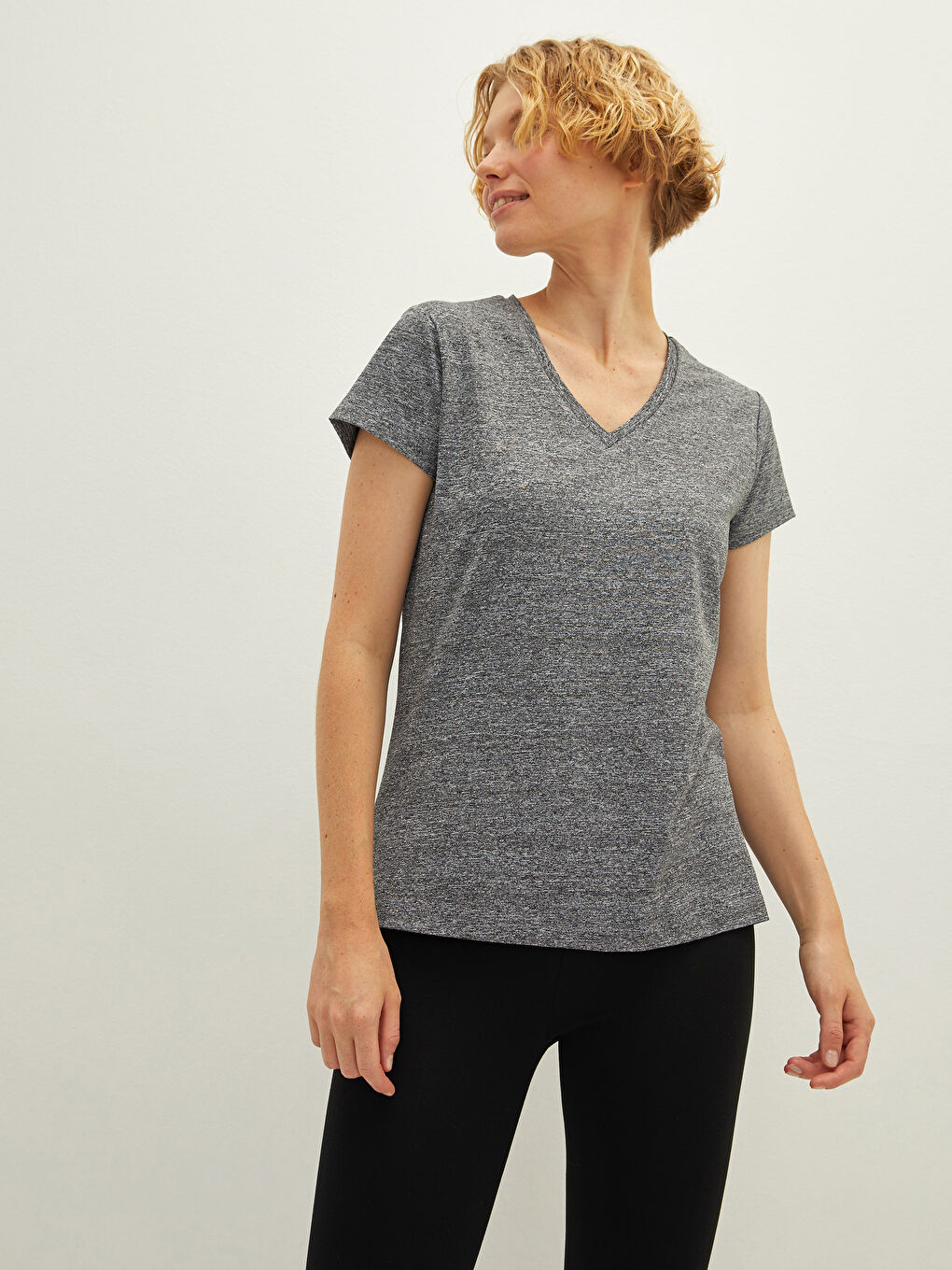 Gri V Yaka Baskılı Kısa Kollu Kadın Outdoor Tişört-1