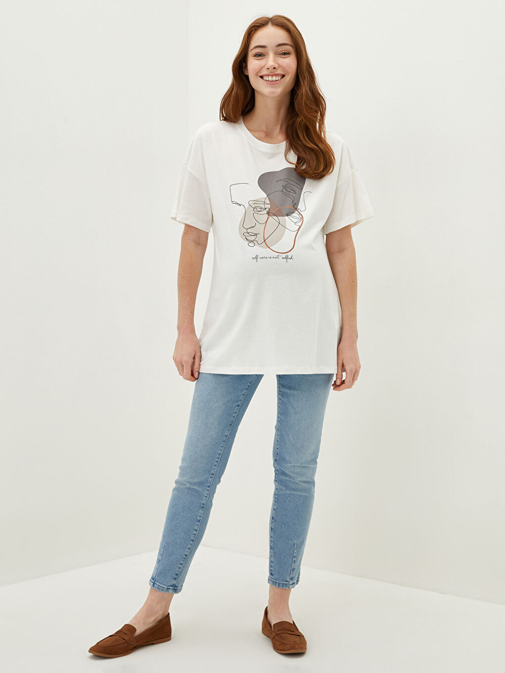 تي شيرت للحوامل مطبوع بياقة دائرية وأكمام قصيرة-2