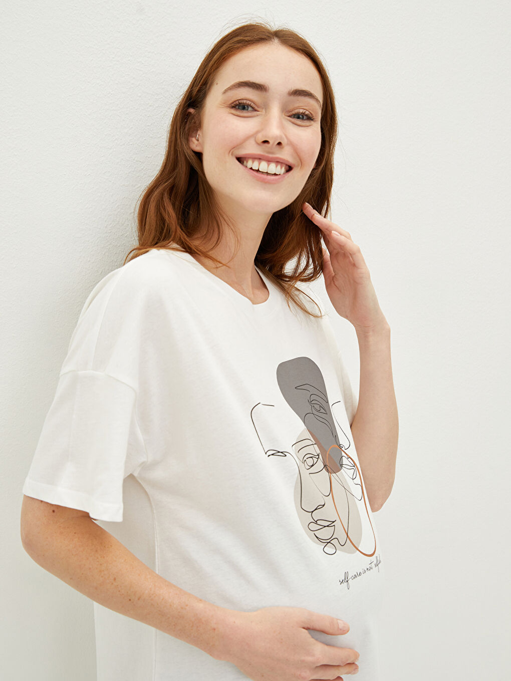 تي شيرت للحوامل مطبوع بياقة دائرية وأكمام قصيرة-3