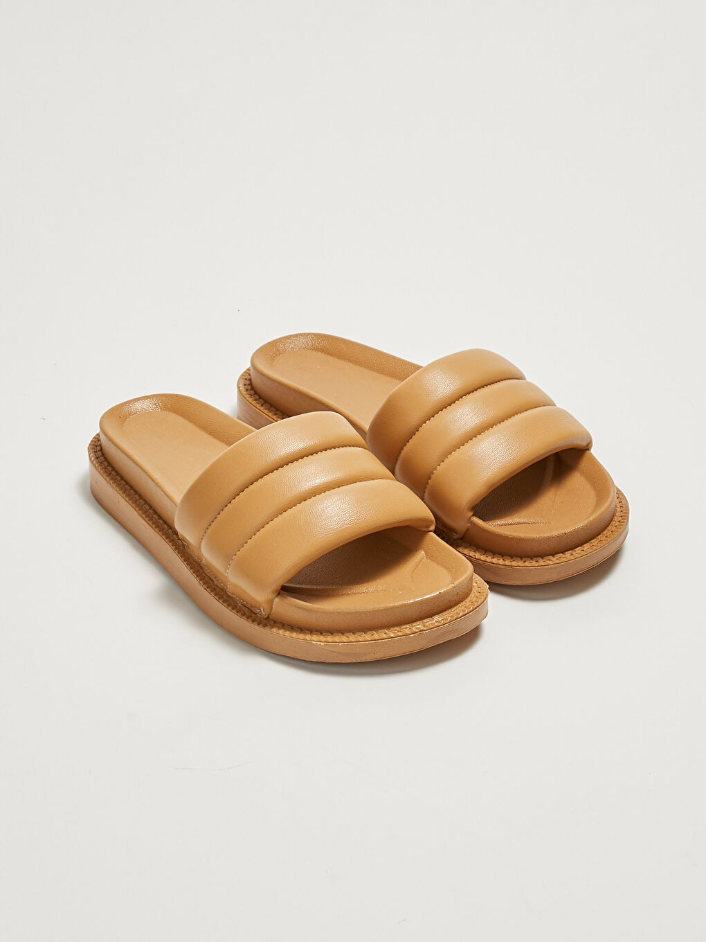 Bej Deri Görünümlü Tek Bantlı Kadın Terlik