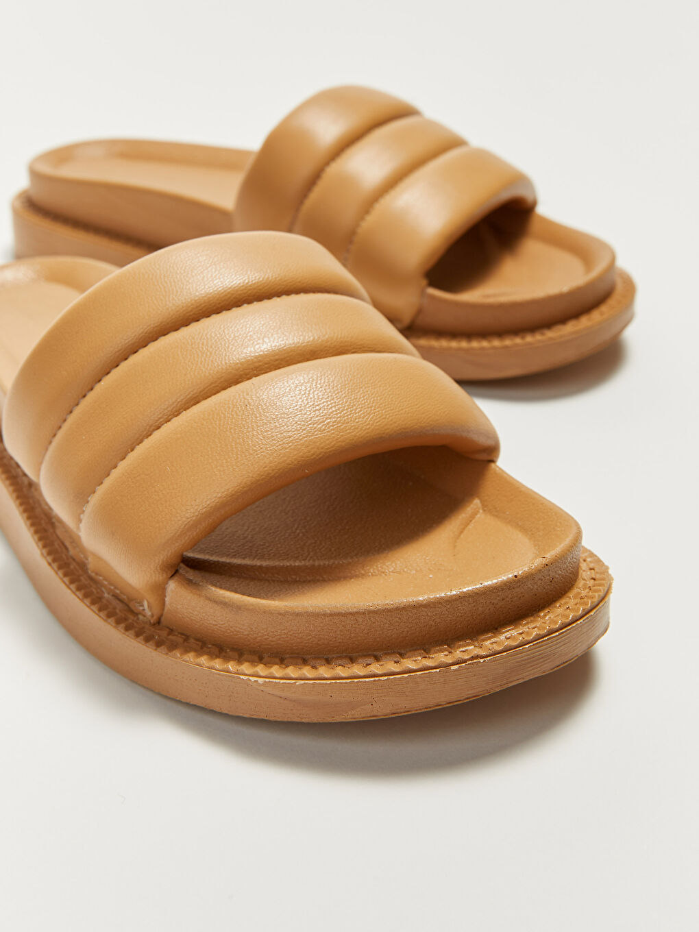 Bej Deri Görünümlü Tek Bantlı Kadın Terlik-4