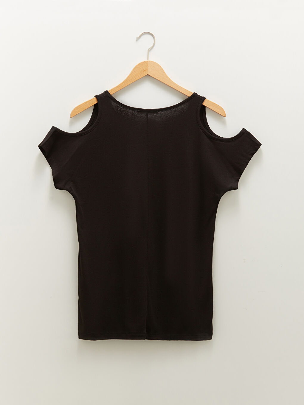 Siyah V Yaka Pencere Detaylı Kısa Kollu Kadın Tişört-6