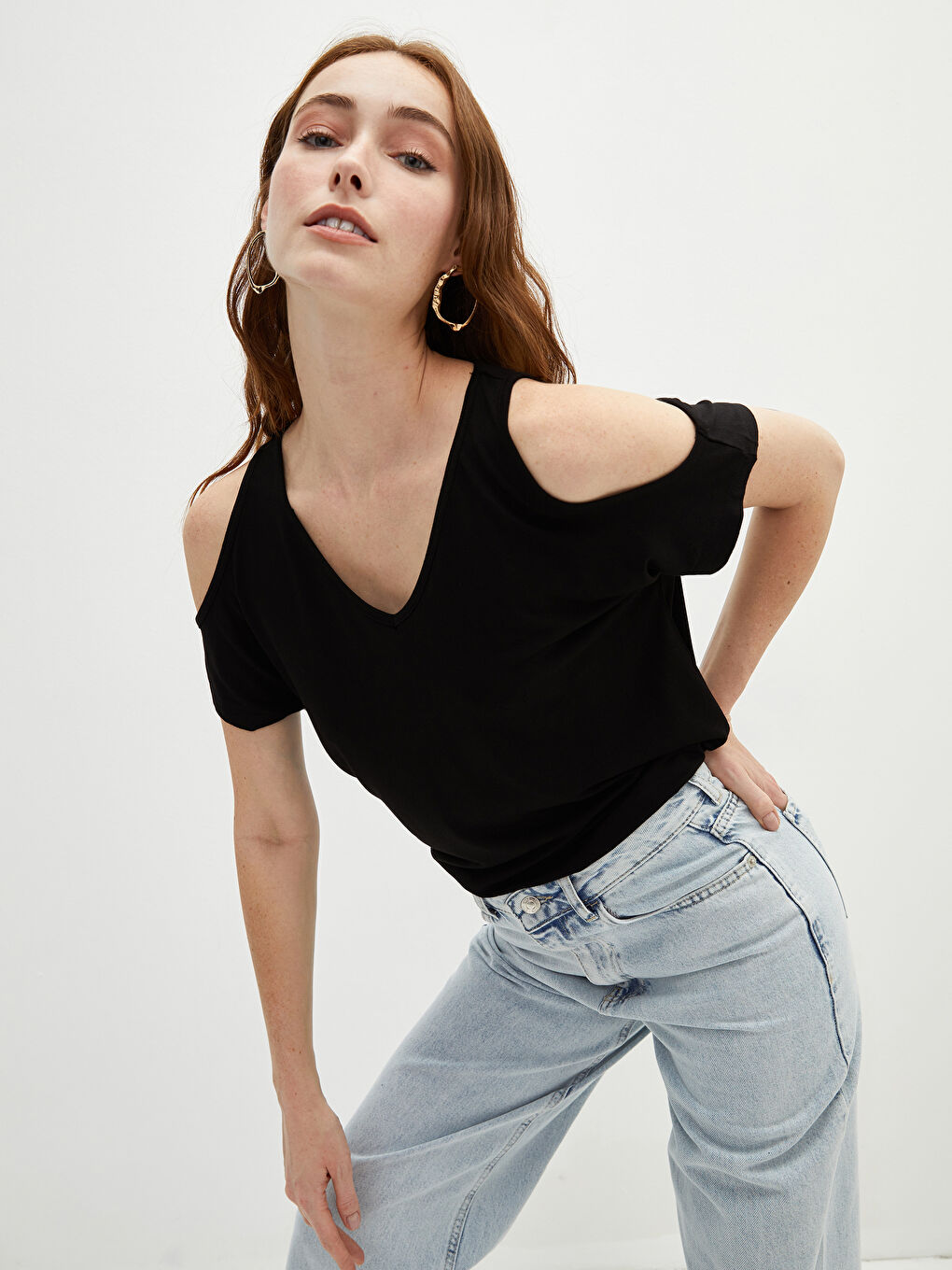 Siyah V Yaka Pencere Detaylı Kısa Kollu Kadın Tişört-2