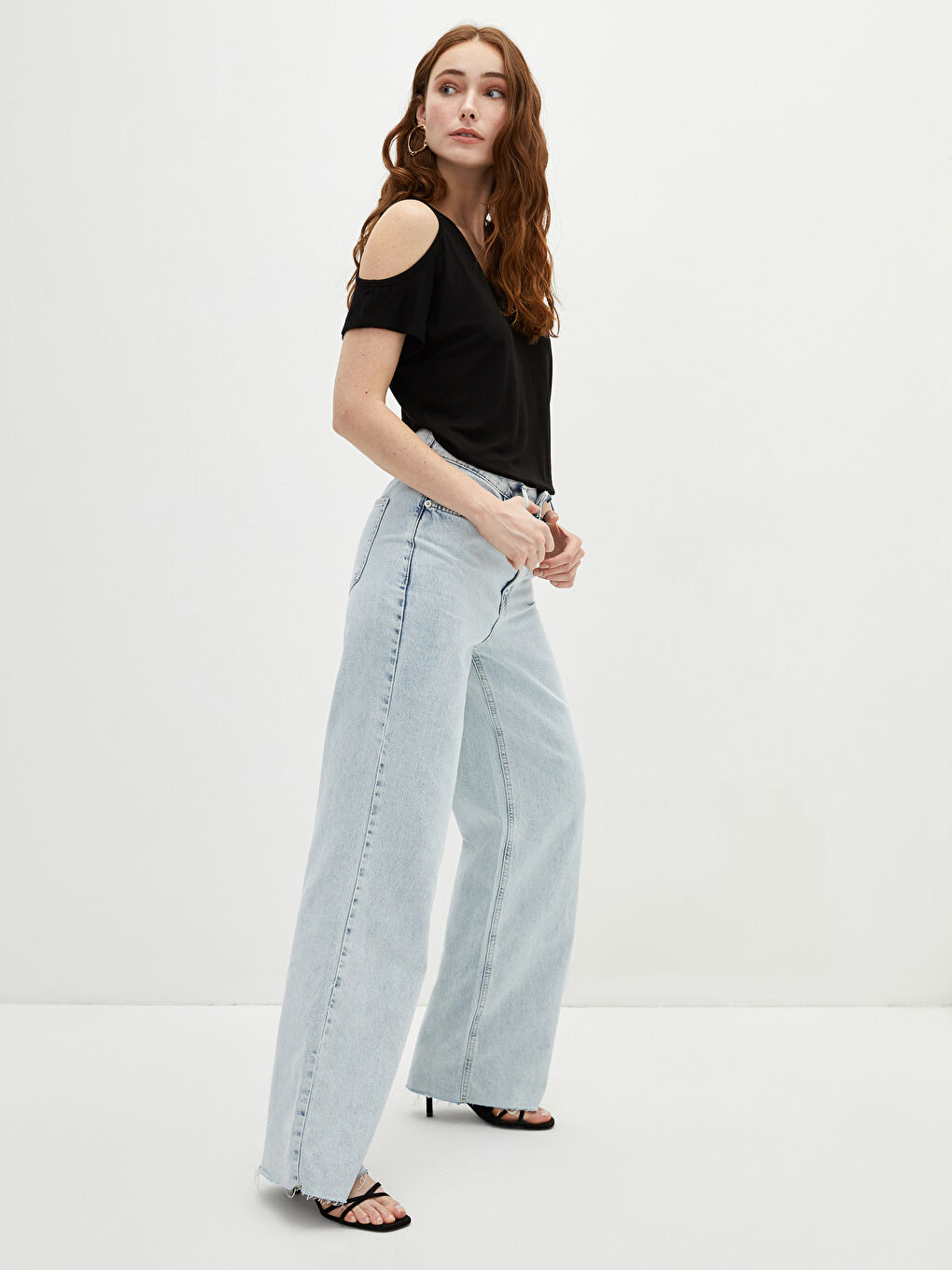 Siyah V Yaka Pencere Detaylı Kısa Kollu Kadın Tişört-3