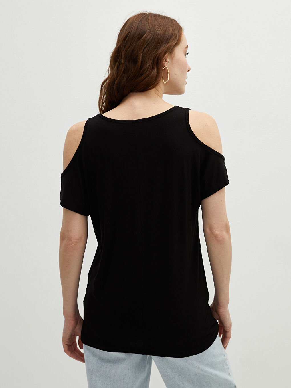 Siyah V Yaka Pencere Detaylı Kısa Kollu Kadın Tişört-4