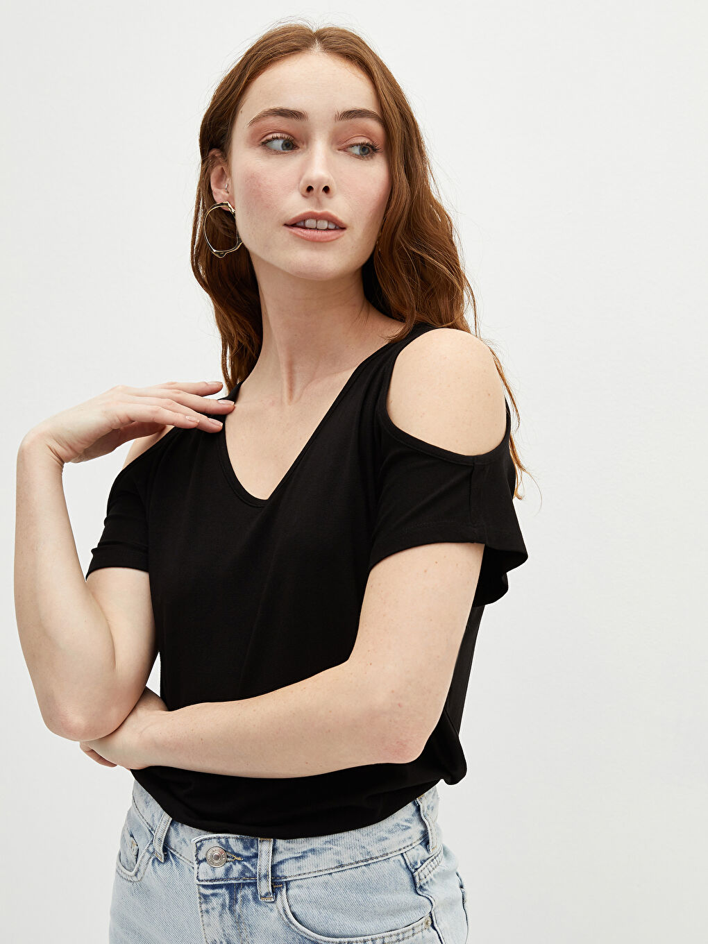 Siyah V Yaka Pencere Detaylı Kısa Kollu Kadın Tişört-1