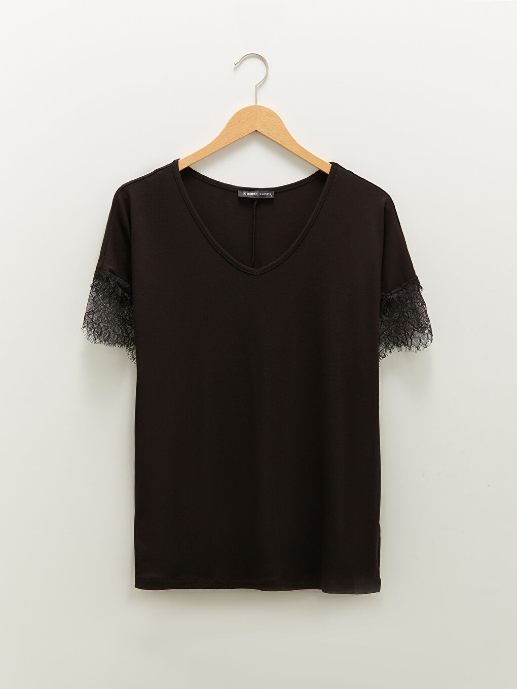 Siyah V Yaka Dantel Detaylı Kısa Kollu Kadın Tişört-5
