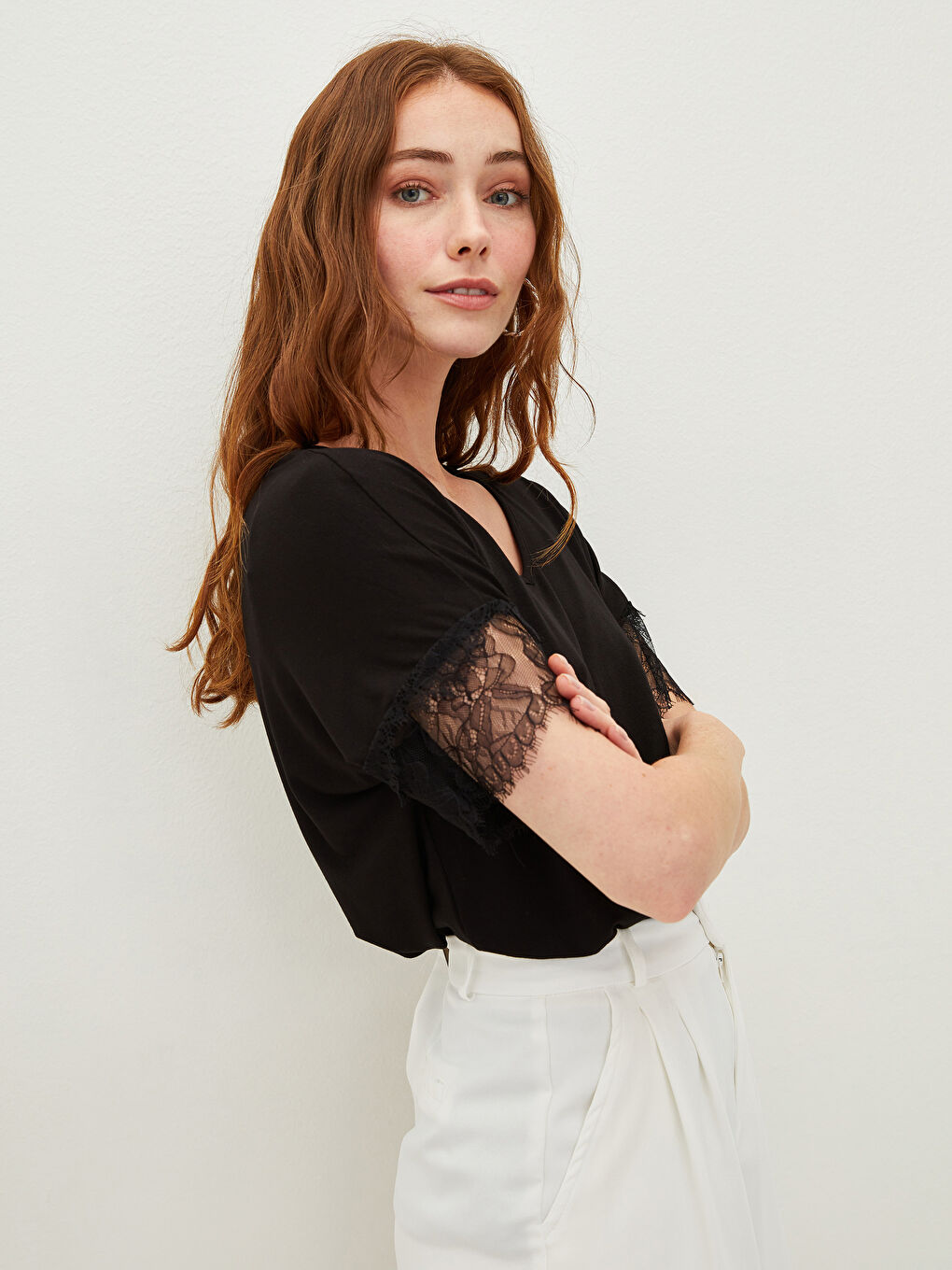 Siyah V Yaka Dantel Detaylı Kısa Kollu Kadın Tişört-2