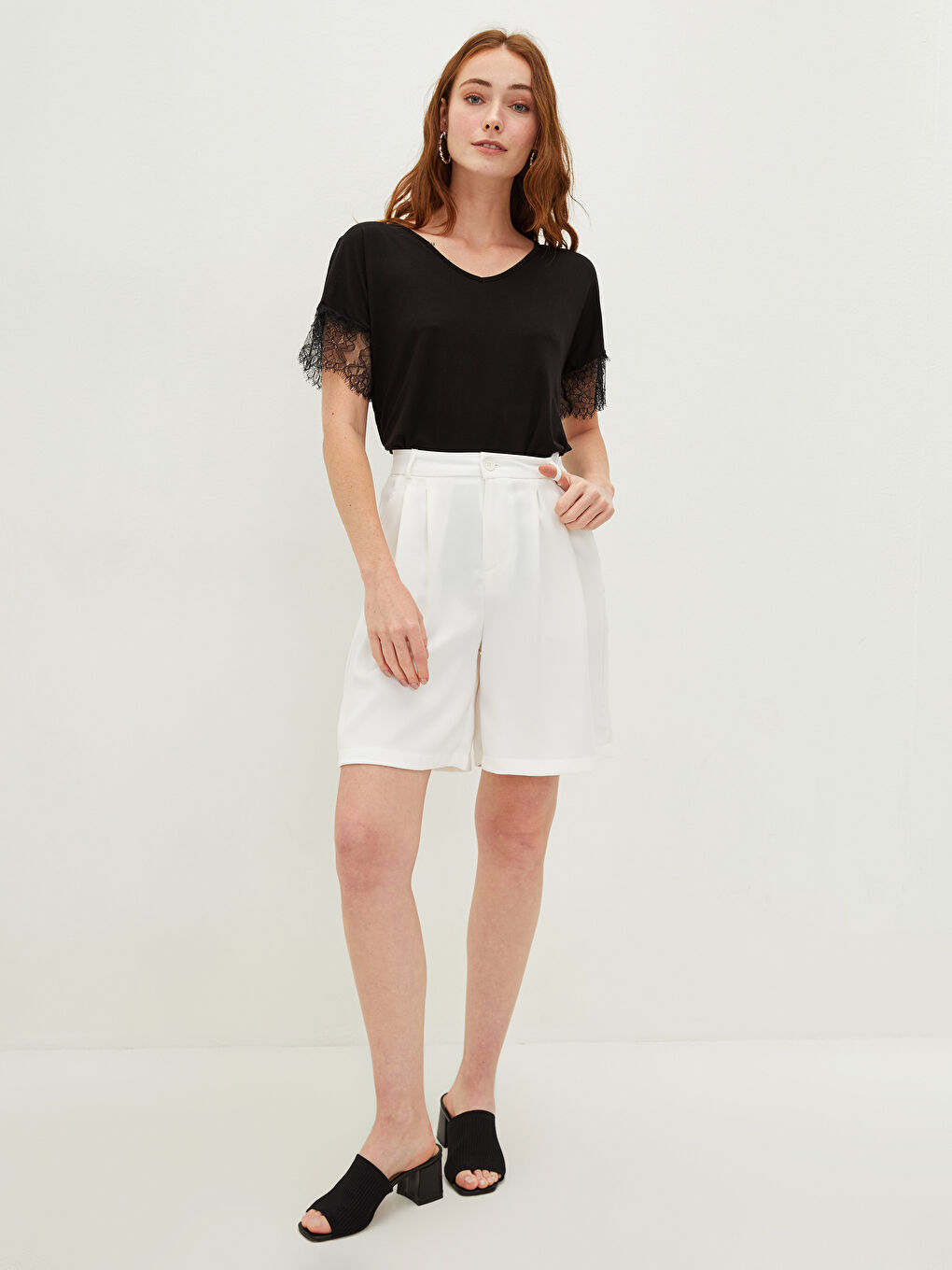 Siyah V Yaka Dantel Detaylı Kısa Kollu Kadın Tişört-3