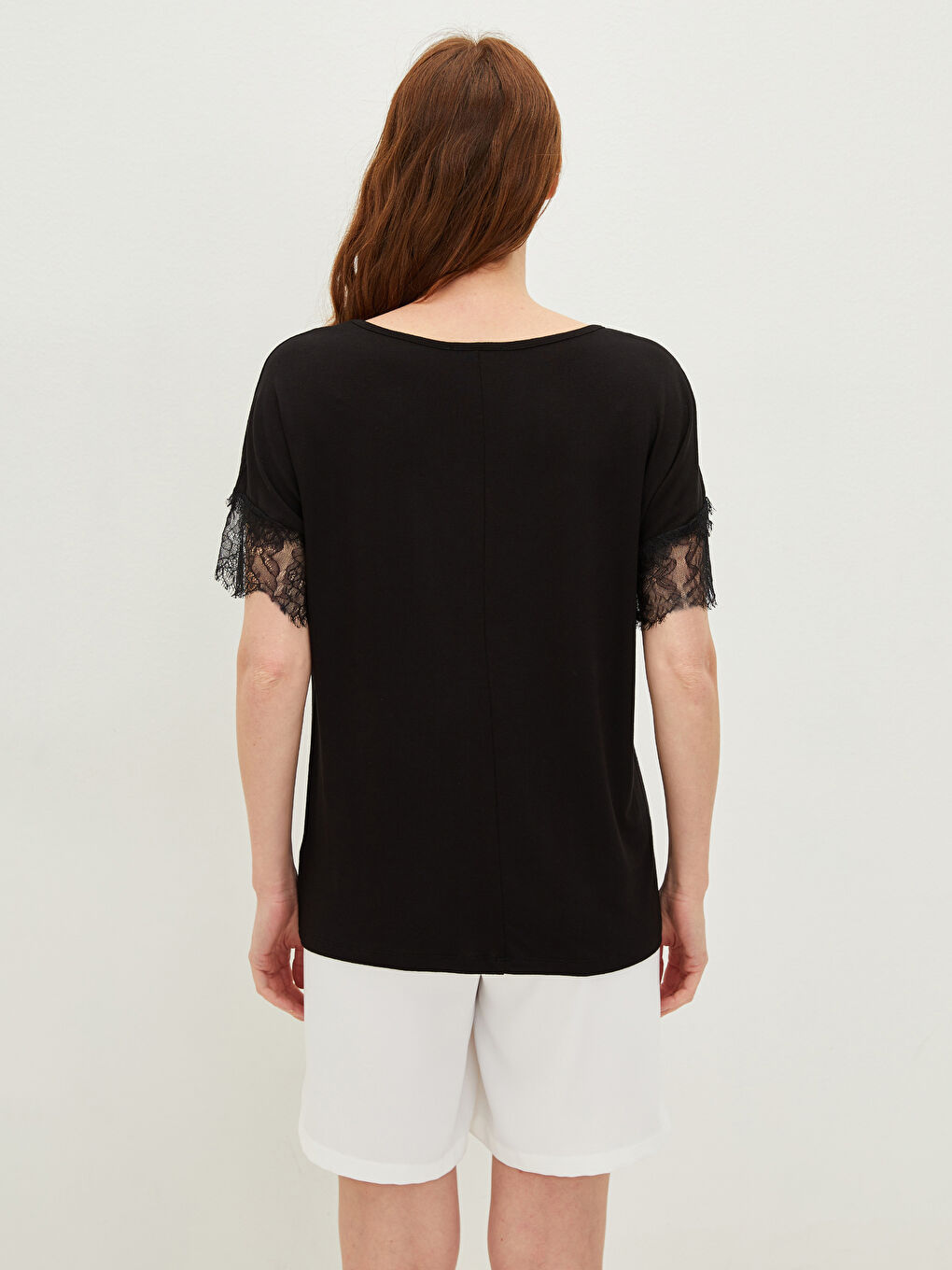 Siyah V Yaka Dantel Detaylı Kısa Kollu Kadın Tişört-4