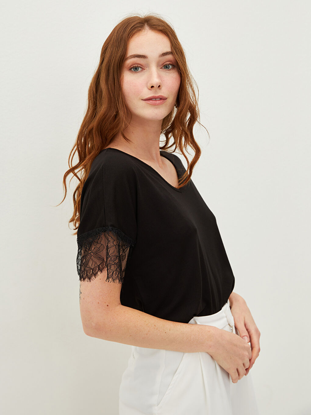 Siyah V Yaka Dantel Detaylı Kısa Kollu Kadın Tişört