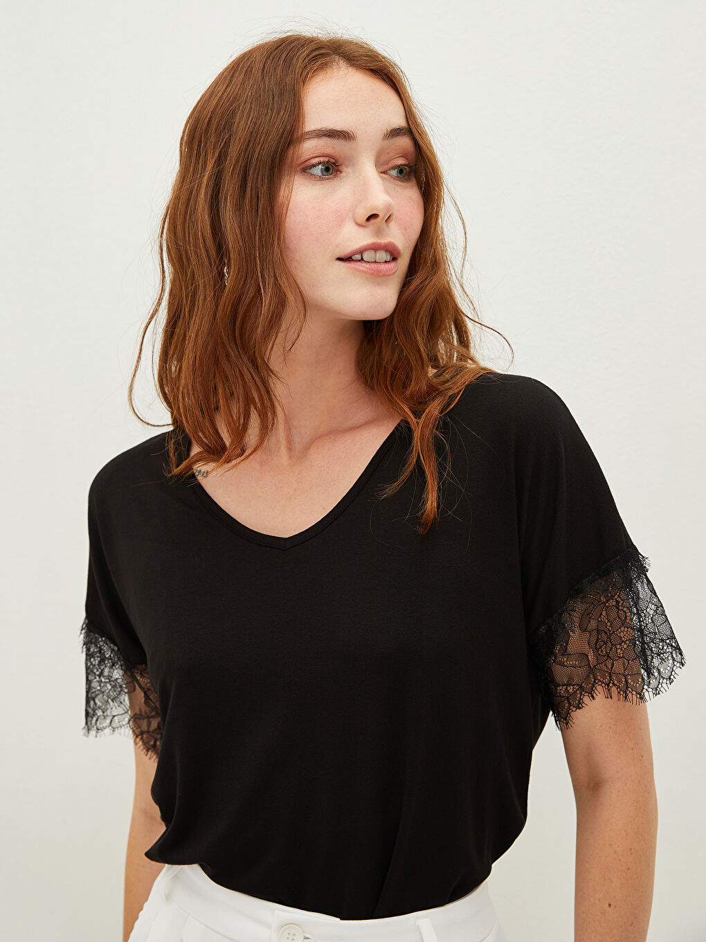 Siyah V Yaka Dantel Detaylı Kısa Kollu Kadın Tişört-1