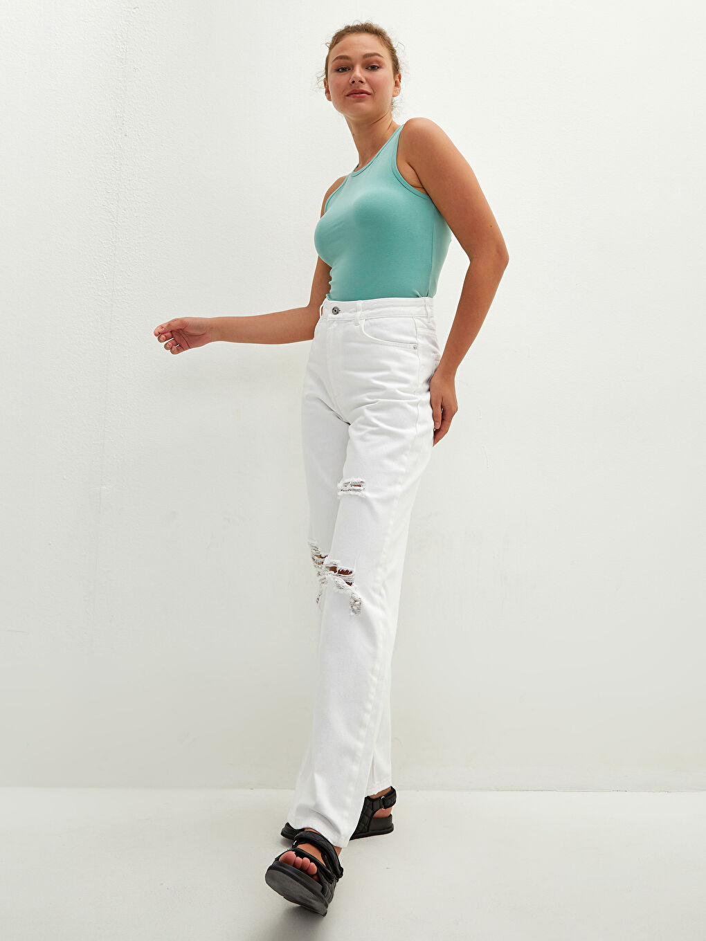 Beyaz Yüksek Bel Wideleg Yırtık Detaylı Kadın Rodeo Jean Pantolon-3
