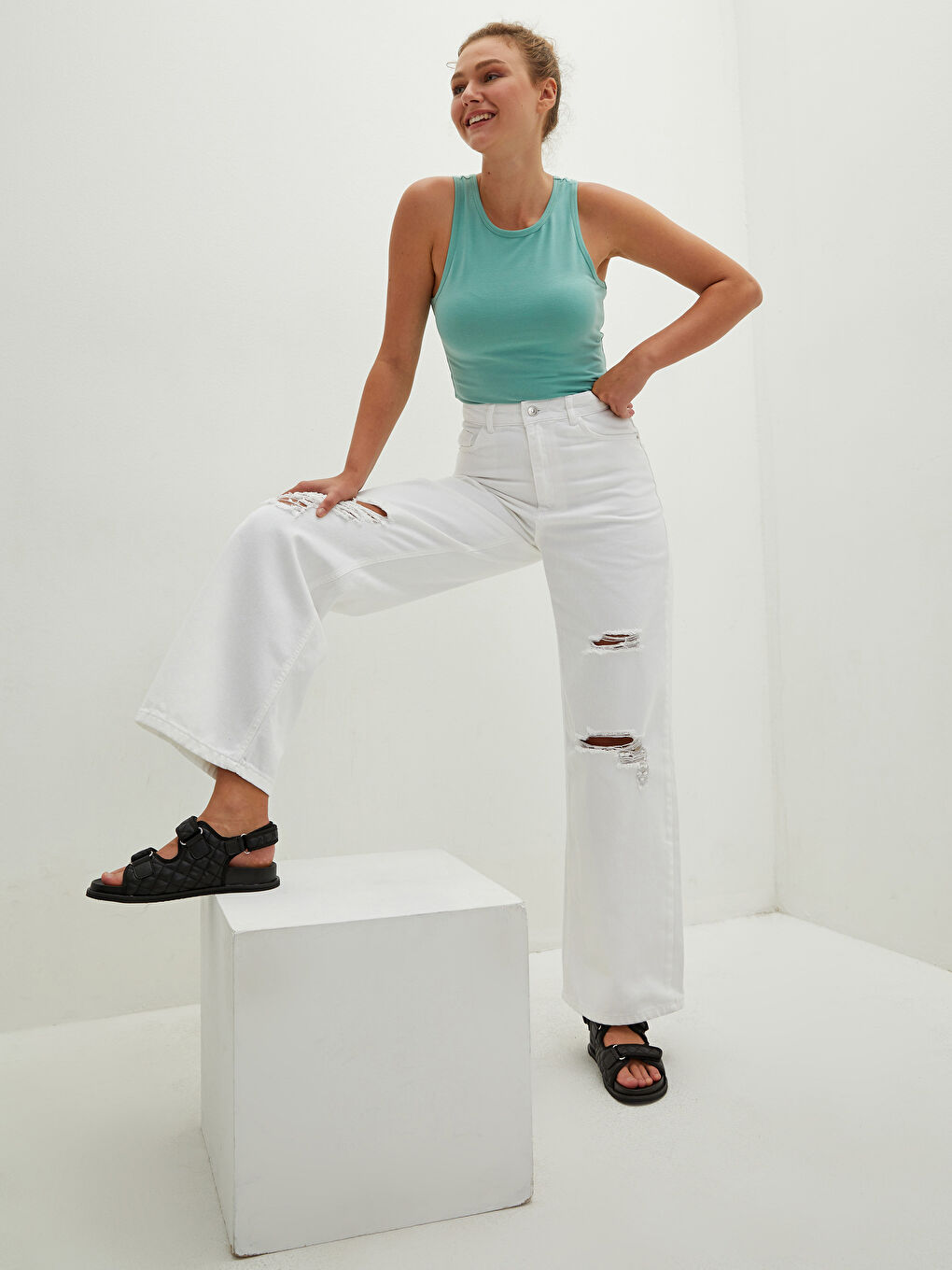 Beyaz Yüksek Bel Wideleg Yırtık Detaylı Kadın Rodeo Jean Pantolon-1