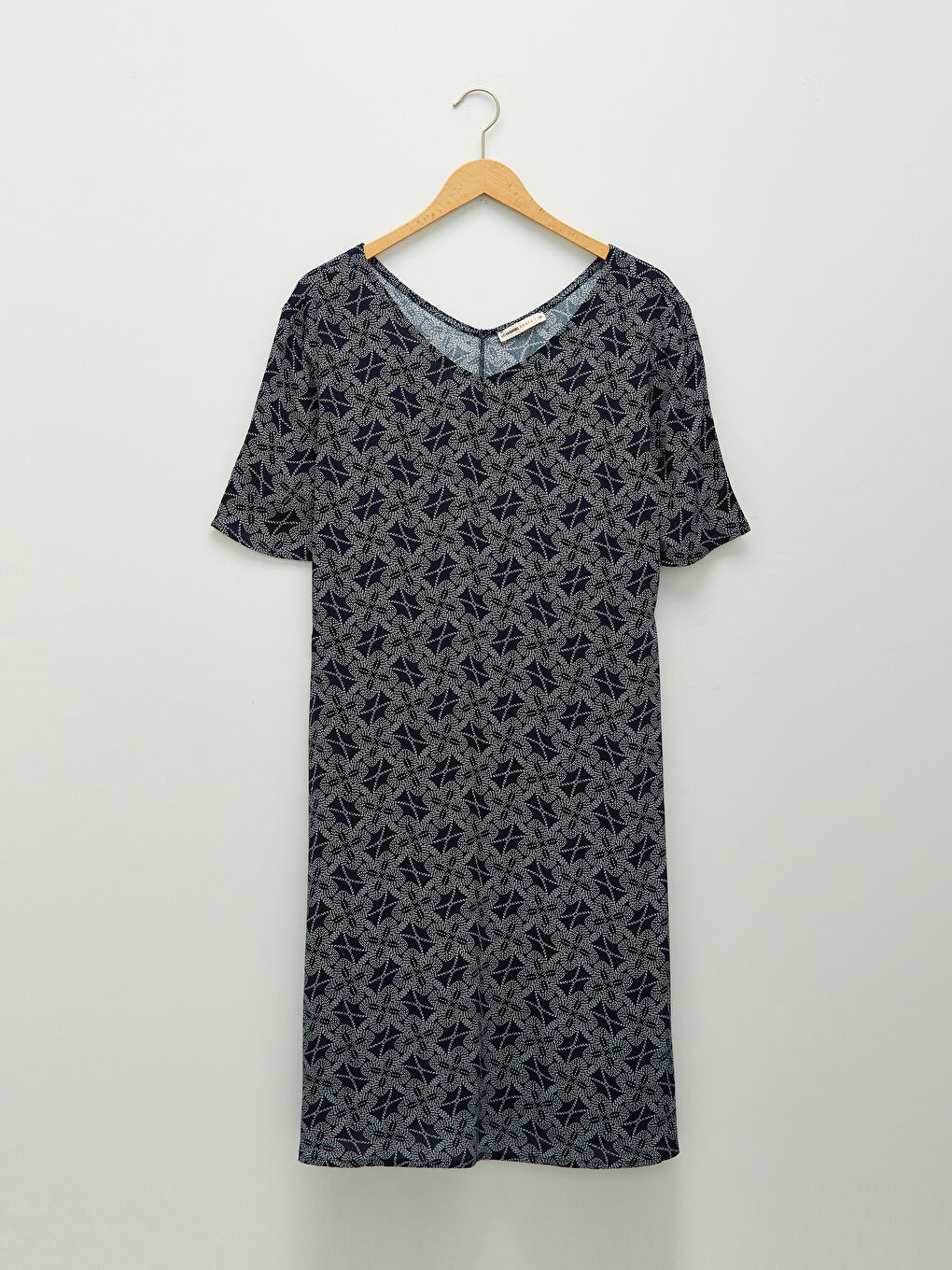 فستان نسائي بقماش مجعد وقصة على شكل حرف A وكم قصير مع فتحة رقبة على شكل حرف V ومطبوع-5