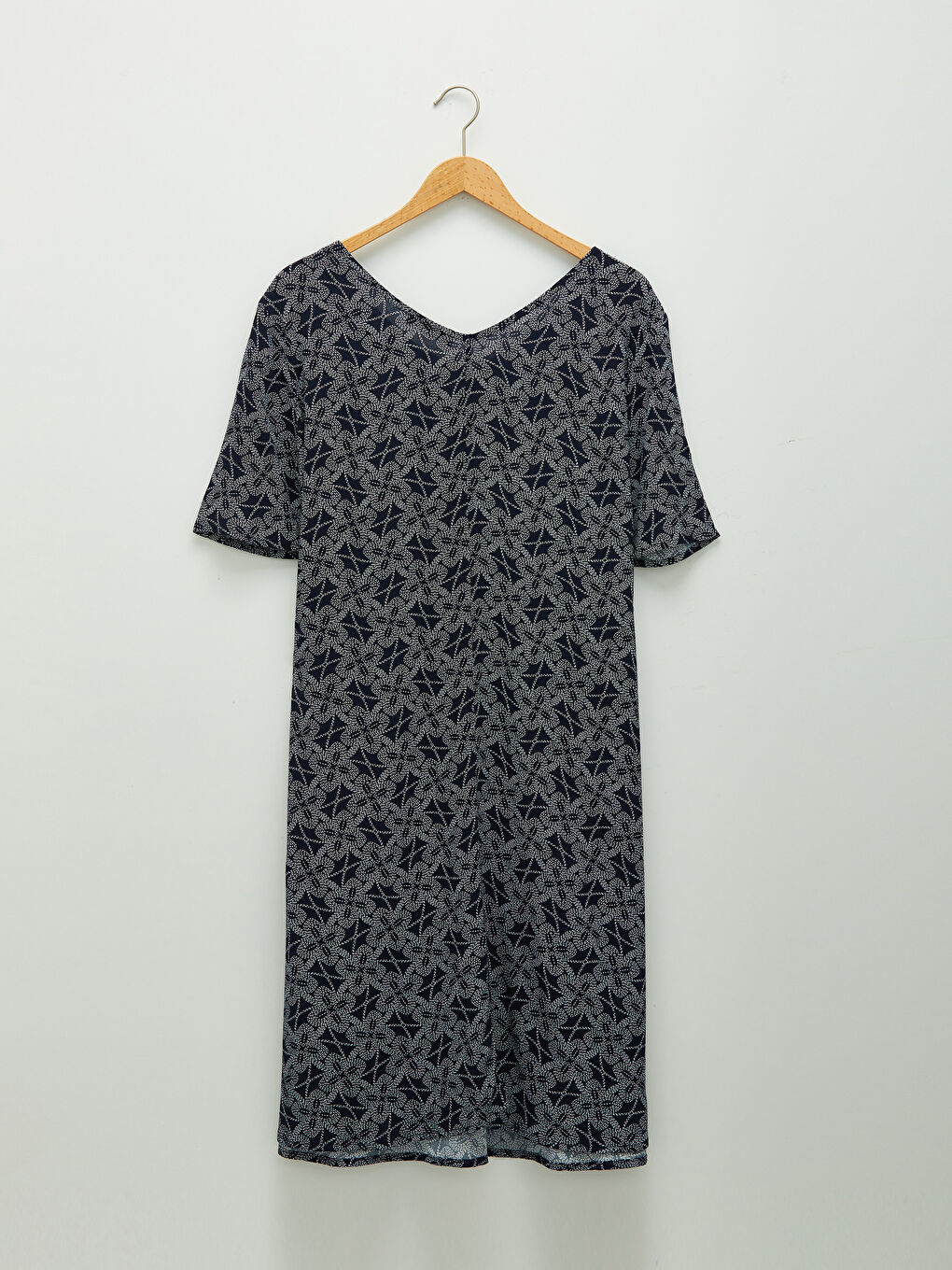 فستان نسائي بقماش مجعد وقصة على شكل حرف A وكم قصير مع فتحة رقبة على شكل حرف V ومطبوع-6