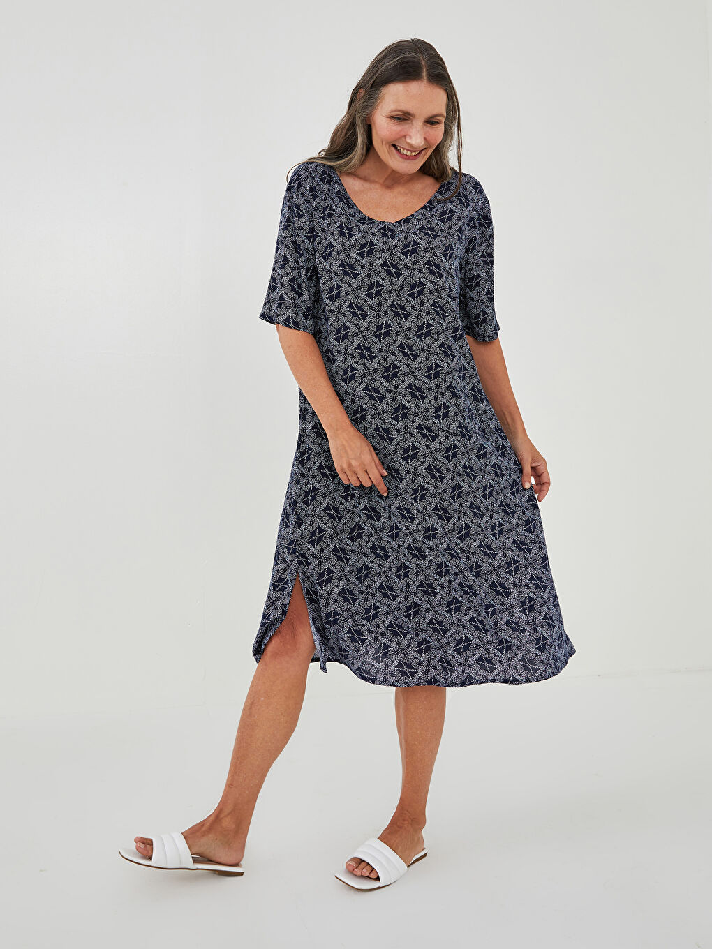 فستان نسائي بقماش مجعد وقصة على شكل حرف A وكم قصير مع فتحة رقبة على شكل حرف V ومطبوع-2