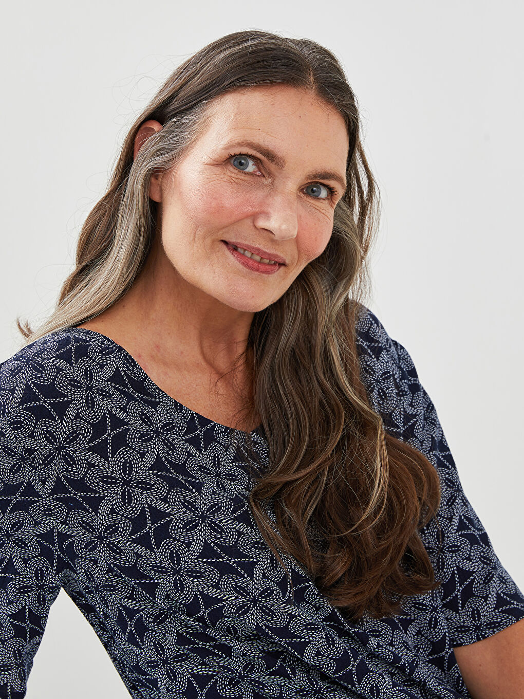 فستان نسائي بقماش مجعد وقصة على شكل حرف A وكم قصير مع فتحة رقبة على شكل حرف V ومطبوع-3