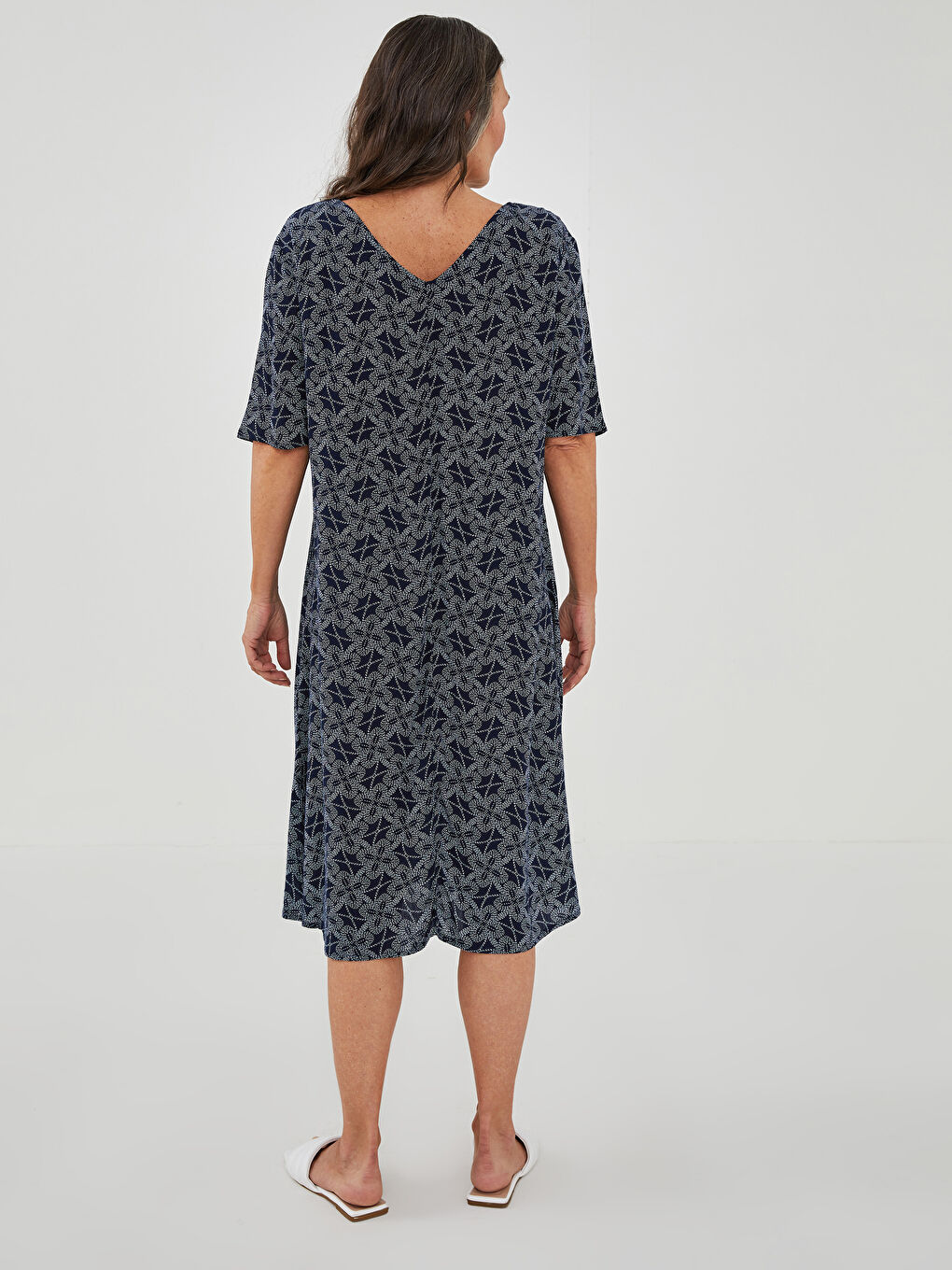 فستان نسائي بقماش مجعد وقصة على شكل حرف A وكم قصير مع فتحة رقبة على شكل حرف V ومطبوع-4