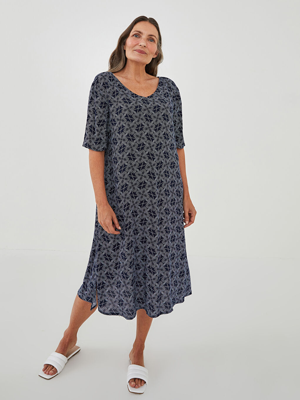 فستان نسائي بقماش مجعد وقصة على شكل حرف A وكم قصير مع فتحة رقبة على شكل حرف V ومطبوع-1