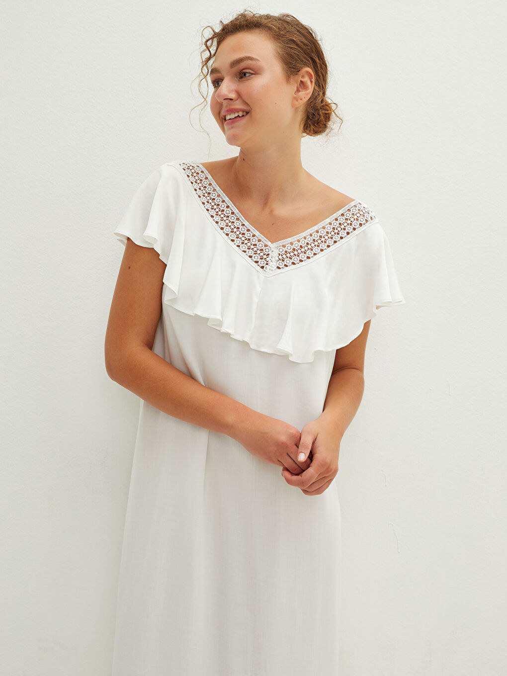 Ekru V Yaka Nakışlı Kısa Kollu Viskon Kadın Gecelik-2