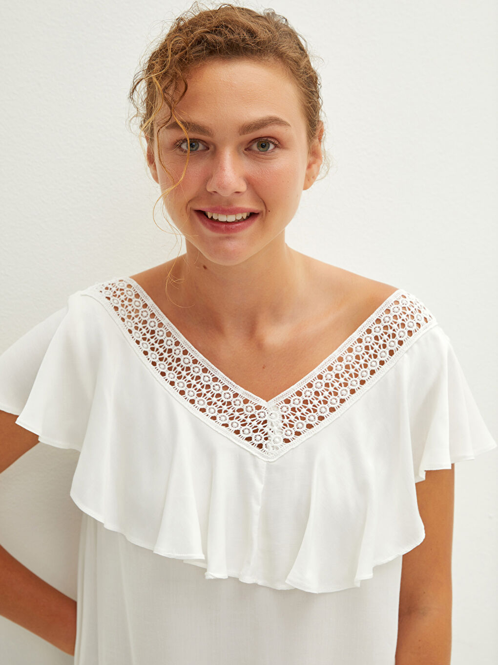 Ekru V Yaka Nakışlı Kısa Kollu Viskon Kadın Gecelik-3