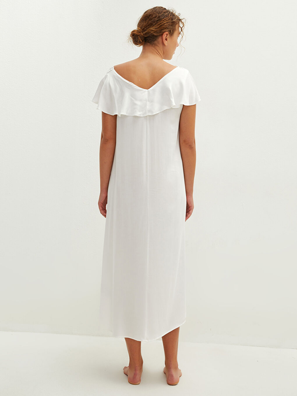 Ekru V Yaka Nakışlı Kısa Kollu Viskon Kadın Gecelik-4