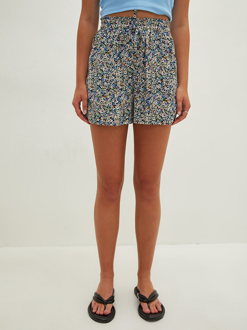 Mavi Beli Lastikli Çiçekli Cep Detaylı Viskon Kadın Bermuda Şort-4