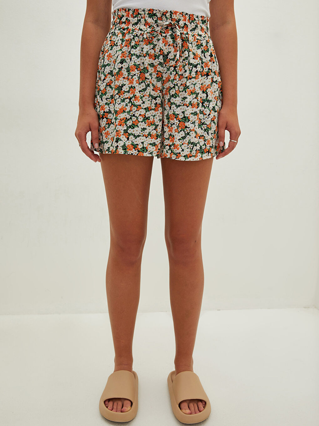 Mercan Beli Lastikli Çiçekli Cep Detaylı Viskon Kadın Bermuda Şort-3