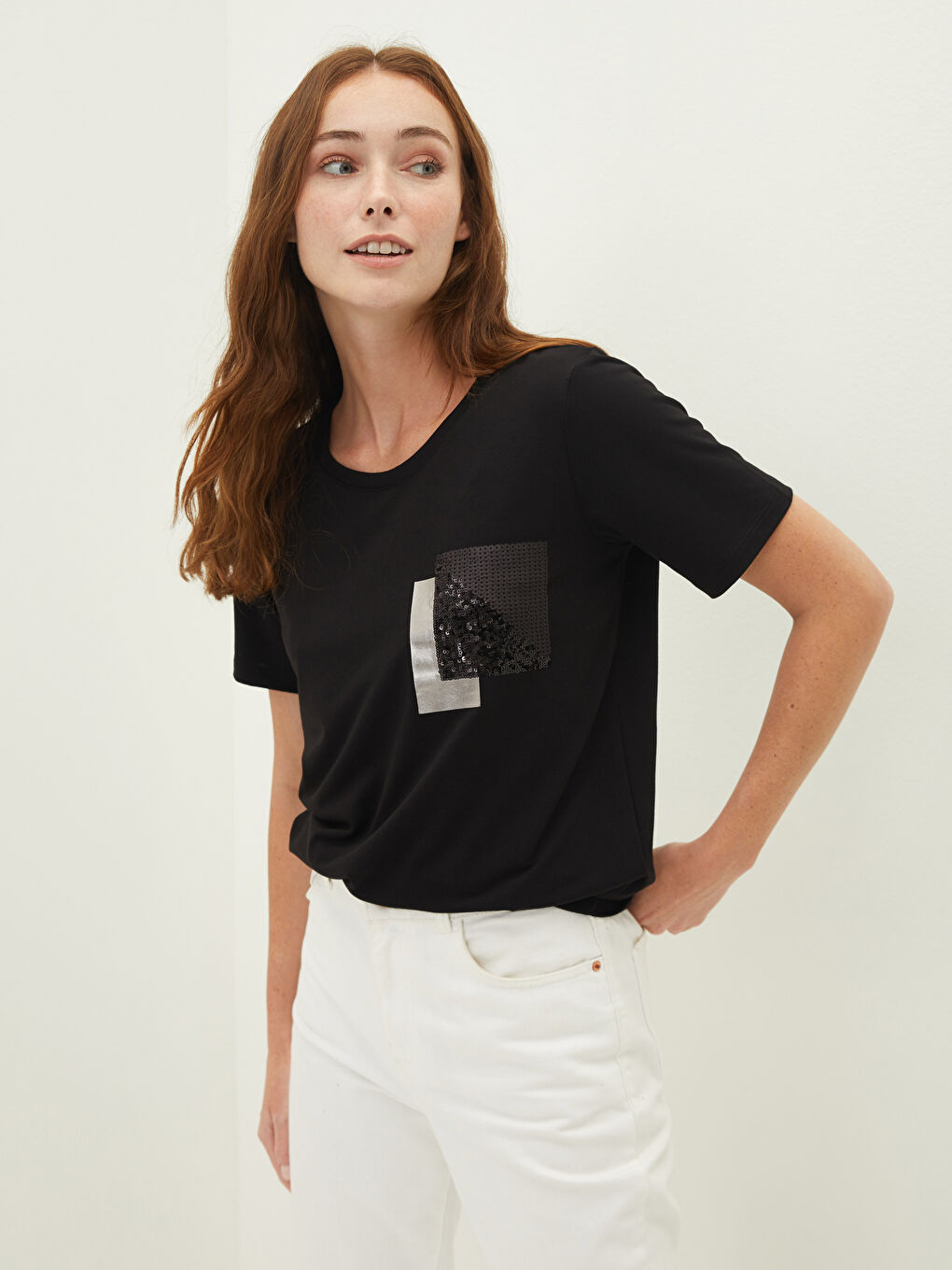 Siyah Bisiklet Yaka Payet İşlemeli Kısa Kollu Kadın Tişört-2