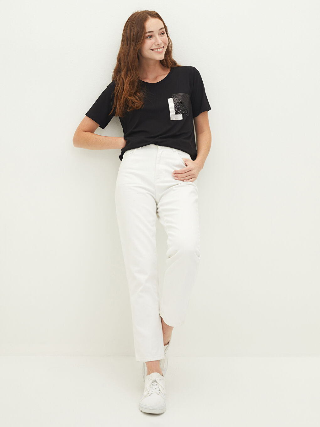 Siyah Bisiklet Yaka Payet İşlemeli Kısa Kollu Kadın Tişört-3