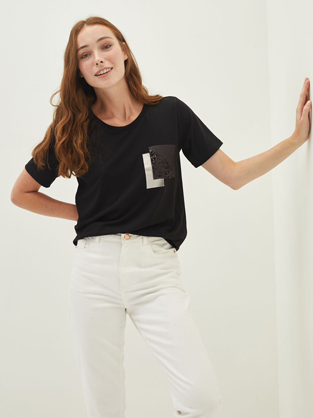 Siyah Bisiklet Yaka Payet İşlemeli Kısa Kollu Kadın Tişört