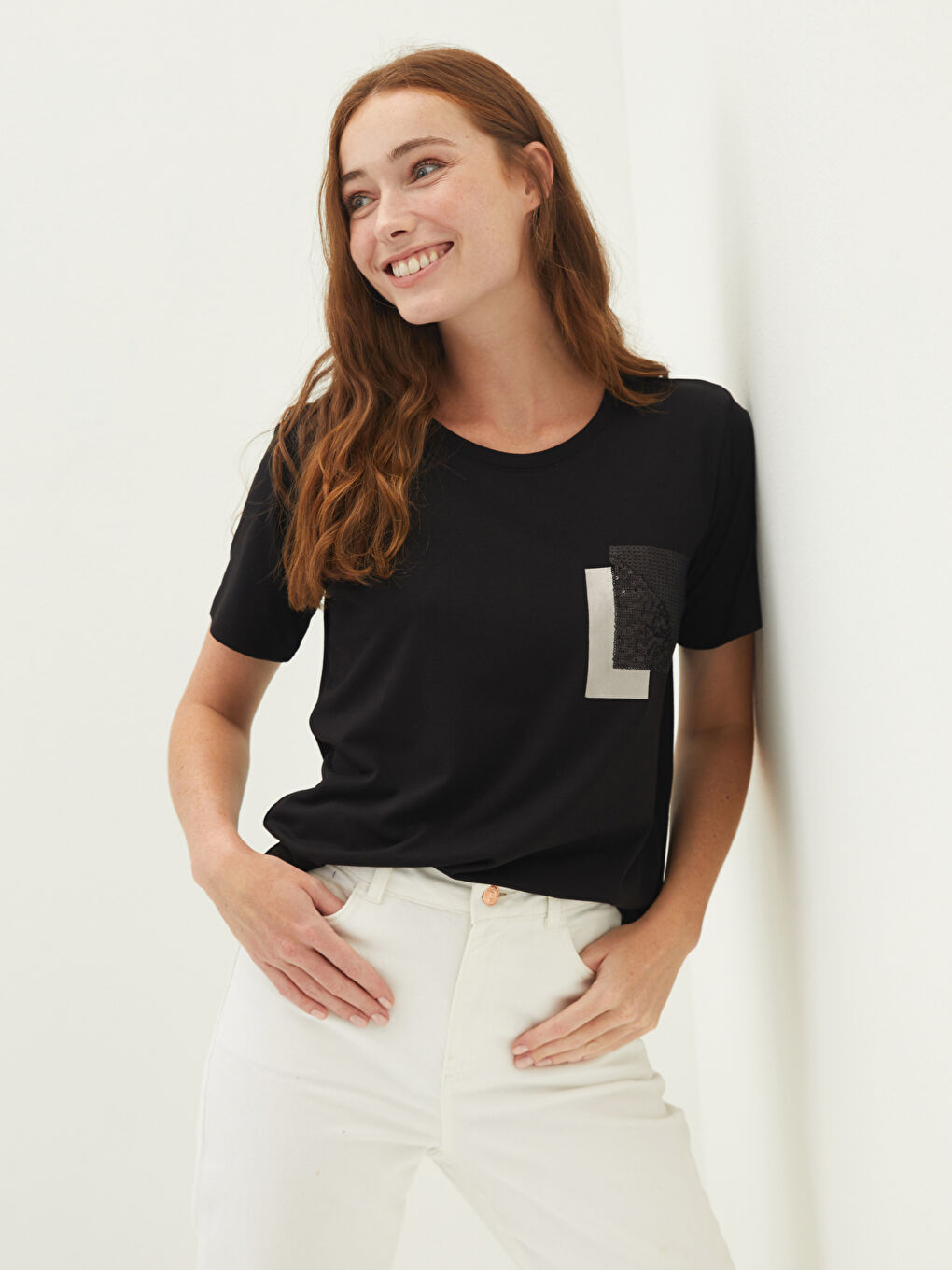 Siyah Bisiklet Yaka Payet İşlemeli Kısa Kollu Kadın Tişört-1