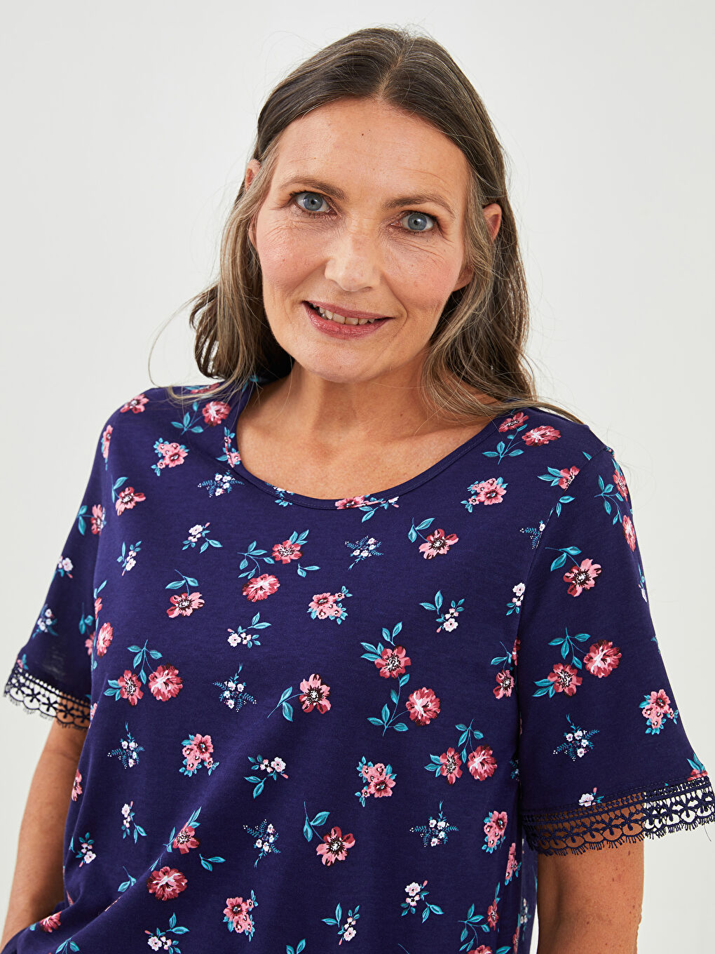 Lacivert Bisiklet Yaka Çiçekli Kısa Kollu Pamuklu Kadın Bluz
