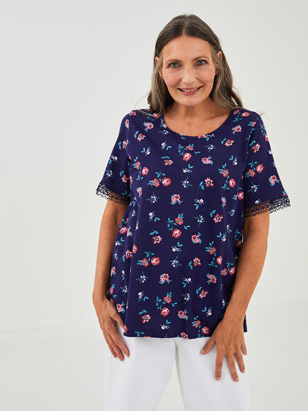 Lacivert Bisiklet Yaka Çiçekli Kısa Kollu Pamuklu Kadın Bluz-1
