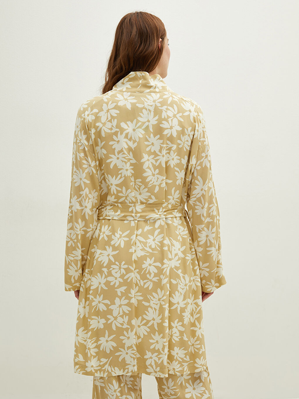 LCW Modest Sari Şal Yaka Çiçekli Uzun Kollu Oversize Viskon Kadın Kimono - 4