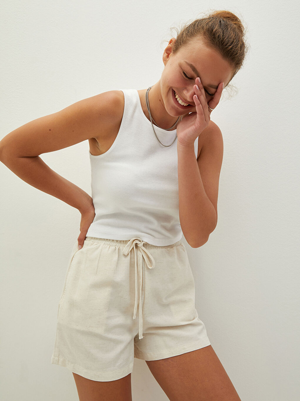 Elastic Waist Plain Pocket Detailed Canvas Fabric Women's Shorts-1