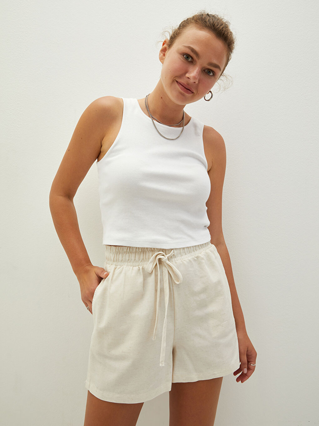 Elastic Waist Plain Pocket Detailed Canvas Fabric Women's Shorts-3