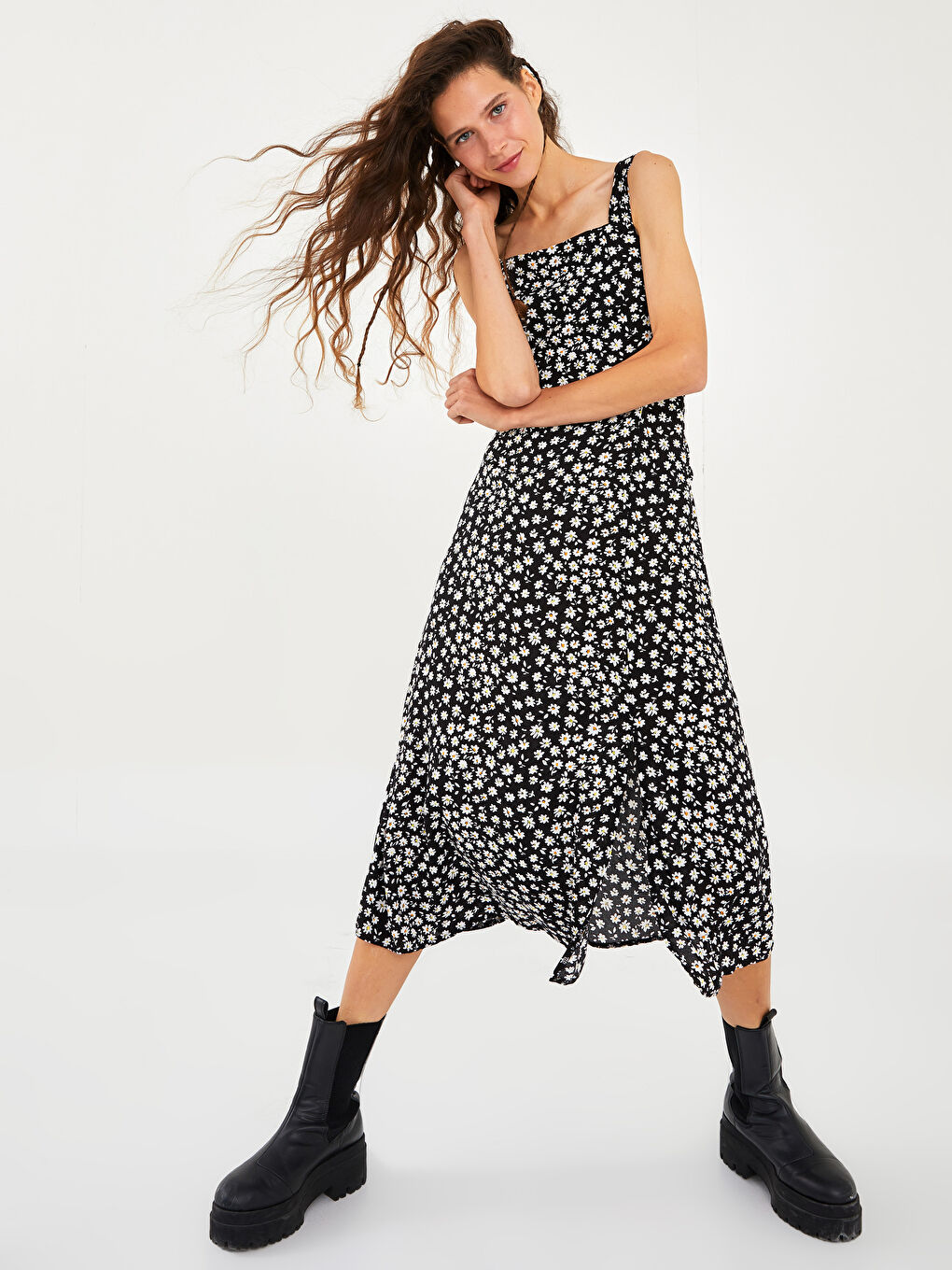 Siyah Kare Yaka Askılı Çiçekli Viskon Kadın Elbise