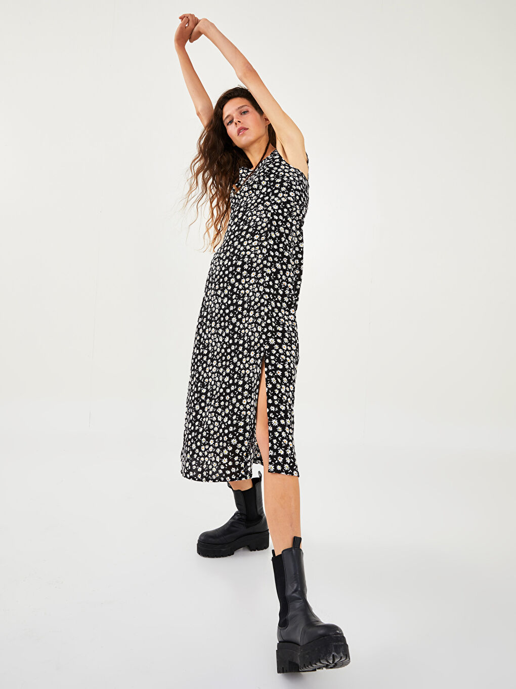 Siyah Kare Yaka Askılı Çiçekli Viskon Kadın Elbise-1